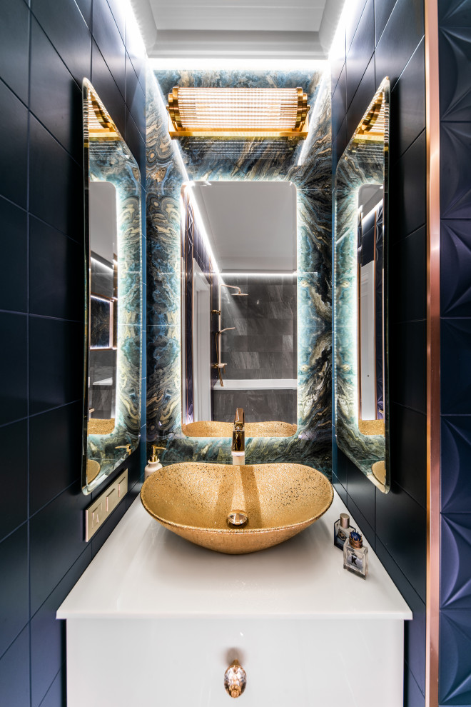 Свежая идея для дизайна: большой туалет в стиле неоклассика (современная классика) с синими стенами - отличное фото интерьера