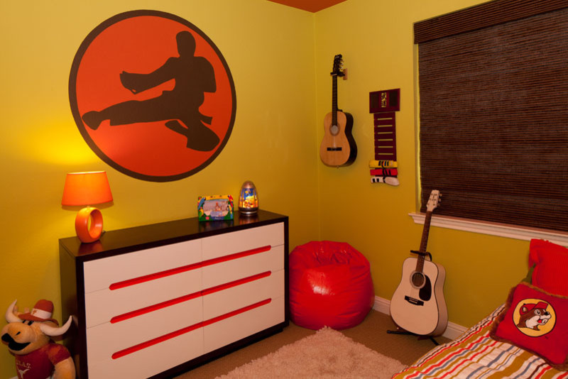 Photo of a mid-sized contemporary kids' bedroom for kids 4-10 years old and boys in Austin with multi-coloured walls and carpet.