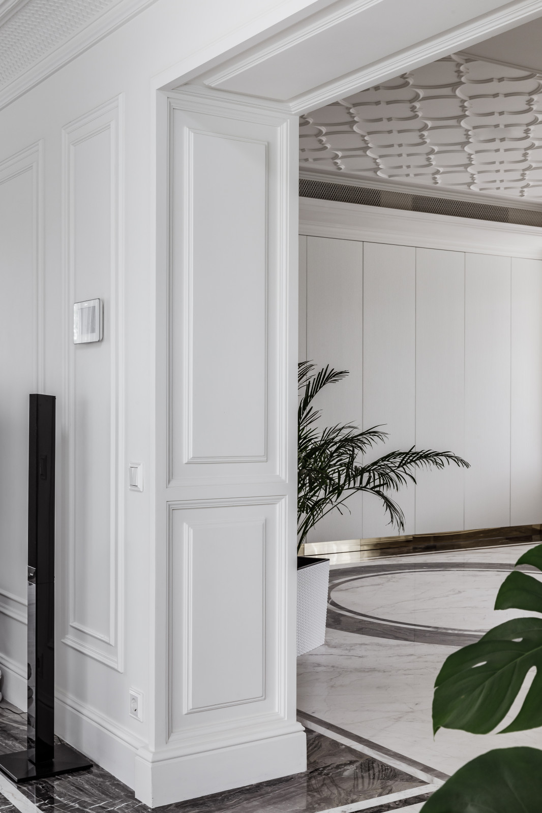 Гипсовая лепнина Аврора в интерьере частного дома в Краснодаре