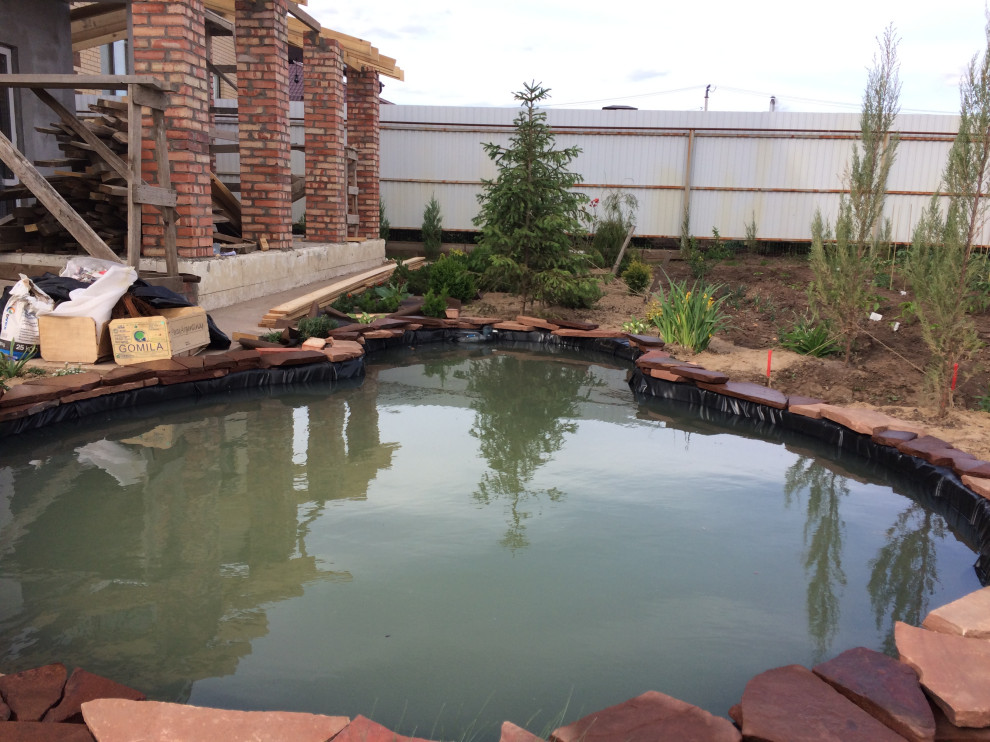 Садовый пруд с мостиком