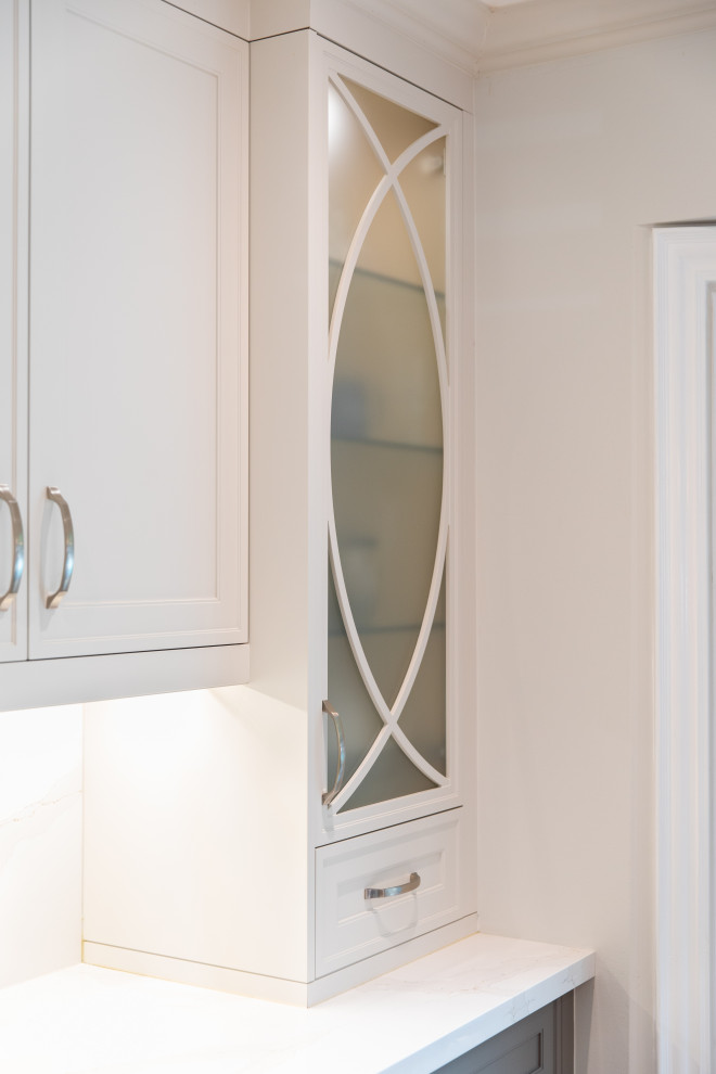 Inspiration for a transitional home design remodel in Toronto