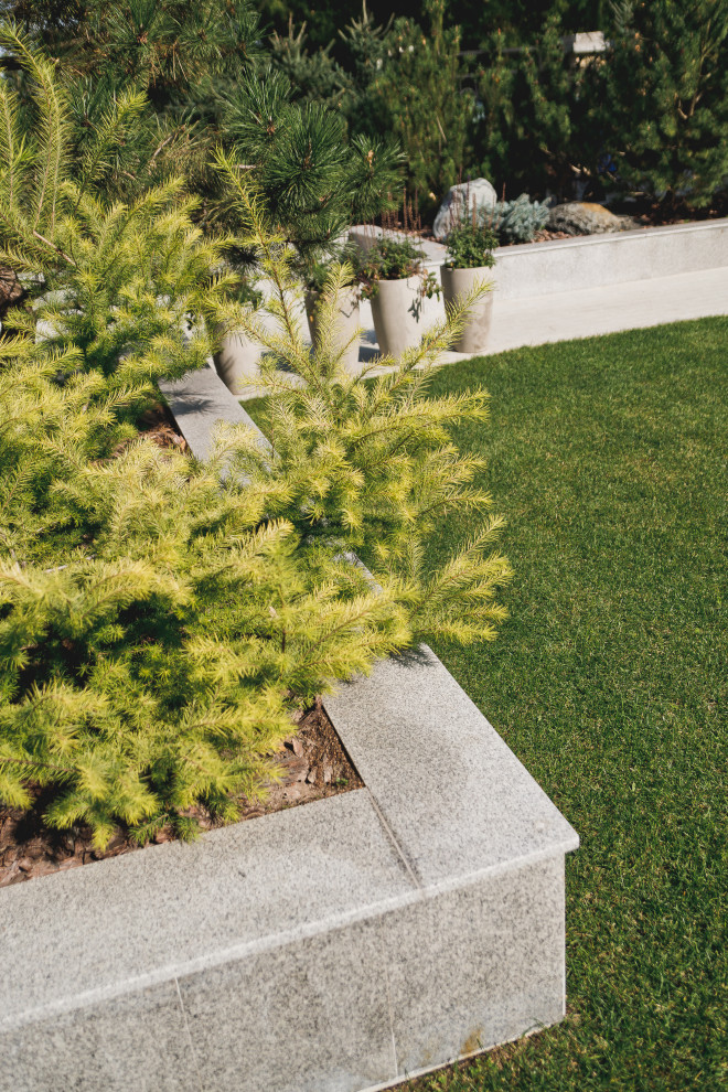 Маленький сад перед таунхаусом