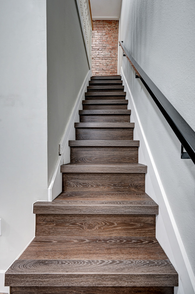Стильный дизайн: маленькая прямая деревянная лестница в скандинавском стиле с деревянными ступенями и металлическими перилами для на участке и в саду - последний тренд