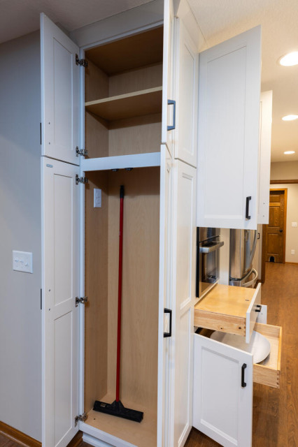 Stunning Traditional Main Level clasico-cocina