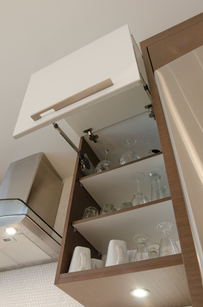 Mid-sized minimalist u-shaped dark wood floor eat-in kitchen photo with a double-bowl sink, flat-panel cabinets, medium tone wood cabinets, quartzite countertops, white backsplash, mosaic tile backsplash, stainless steel appliances and an island