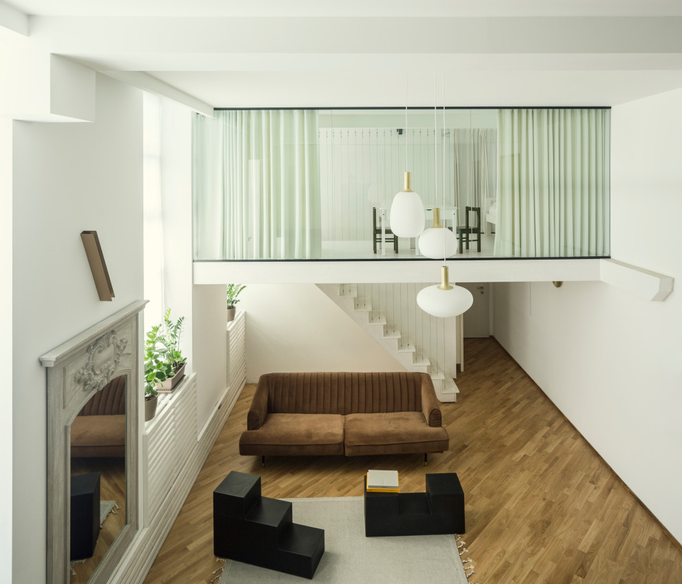Свежая идея для дизайна: большая двухуровневая гостиная комната в стиле фьюжн с белыми стенами и светлым паркетным полом - отличное фото интерьера