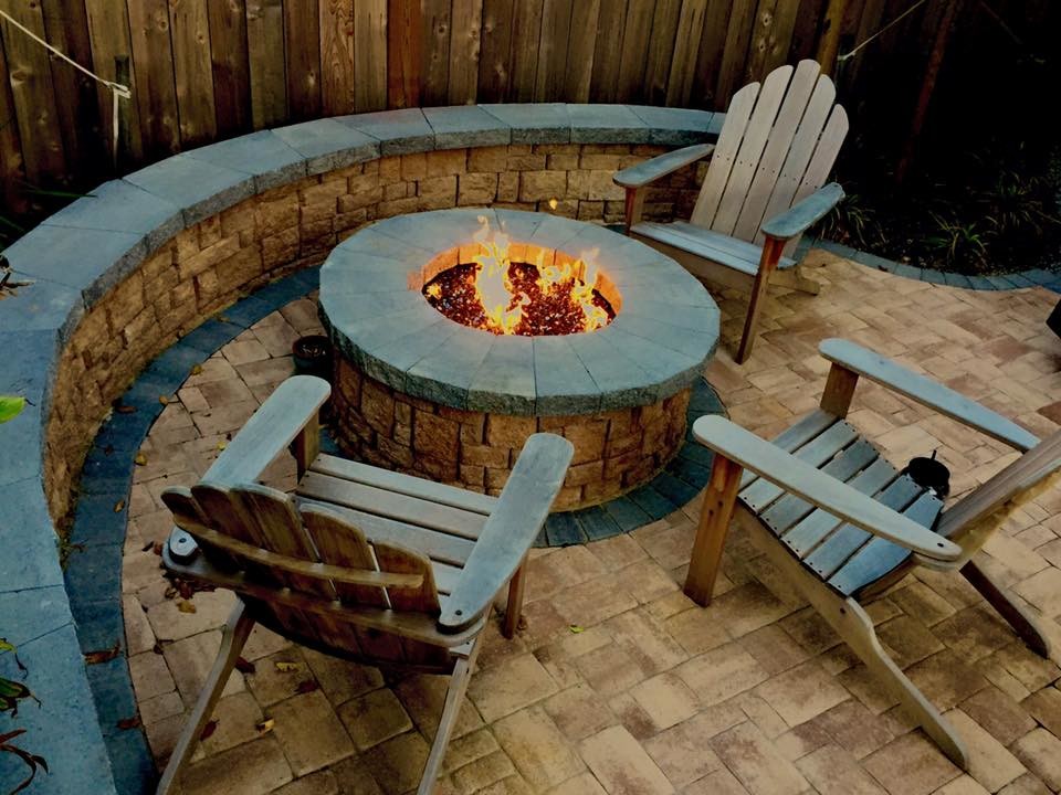 Design ideas for a traditional backyard patio in Richmond with a fire feature and natural stone pavers.
