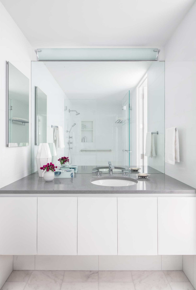 Идея дизайна: главная ванная комната среднего размера в современном стиле с врезной раковиной и тумбой под одну раковину