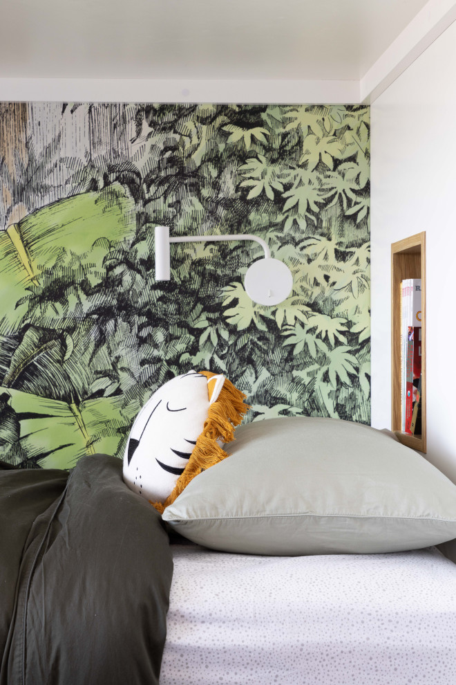Inspiration for a mid-sized contemporary kids' bedroom for kids 4-10 years old and boys in Brisbane with wallpaper.
