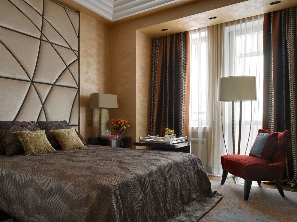 This is an example of a transitional bedroom in Moscow.