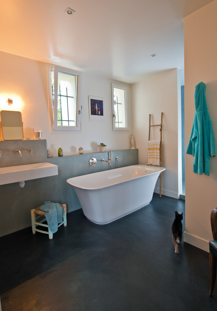 Immagine di una piccola stanza da bagno padronale minimalista con lavabo sospeso, un lavabo e mobile bagno sospeso