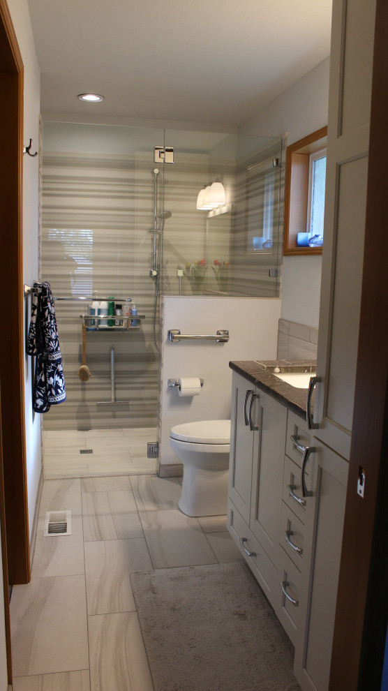 Idéer för ett litet klassiskt brun en-suite badrum, med luckor med infälld panel, vita skåp, en kantlös dusch, en toalettstol med separat cisternkåpa, beige kakel, porslinskakel, vita väggar, klinkergolv i porslin, ett undermonterad handfat, granitbänkskiva, beiget golv och dusch med gångjärnsdörr