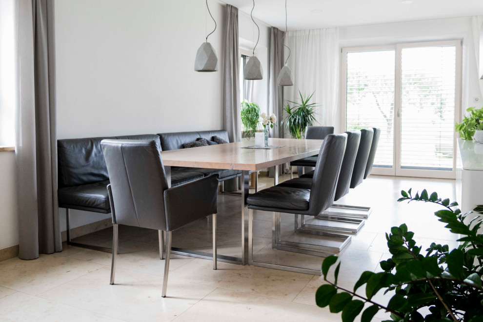 Inspiration for a mid-sized contemporary kitchen/dining combo in Munich with white walls.