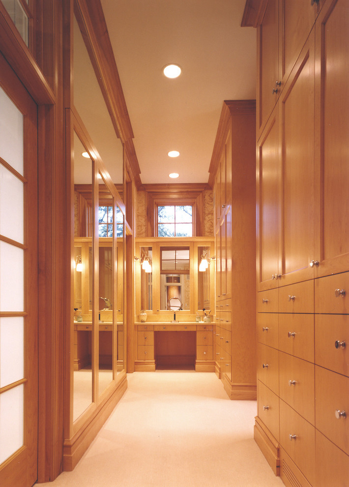 Inspiration for a traditional storage and wardrobe in Chicago.
