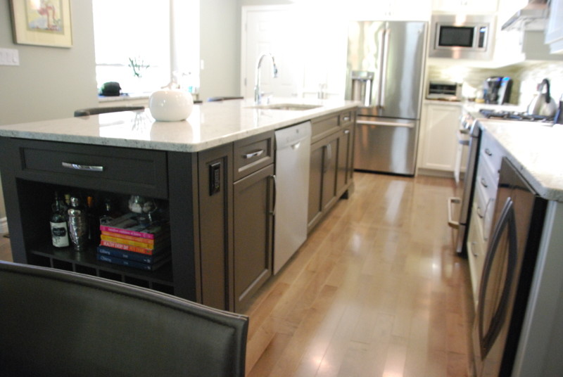 Example of a transitional kitchen design in Toronto