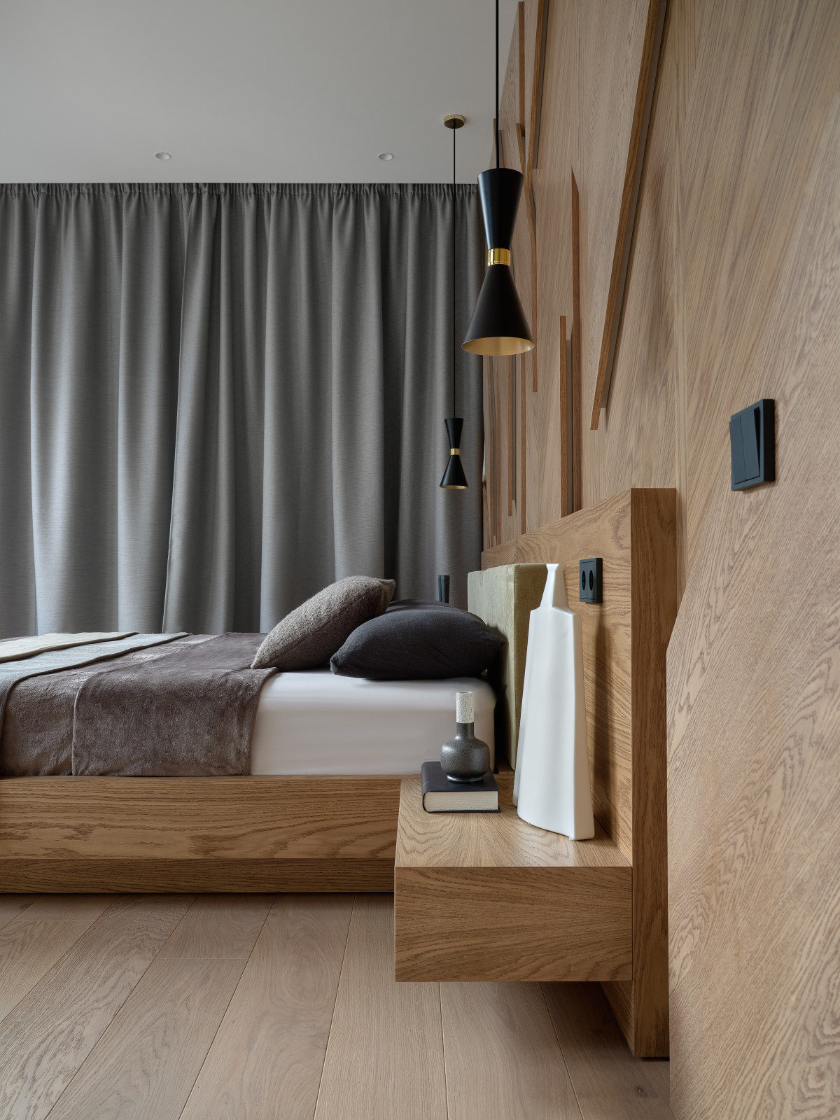 Монохром с деревянными акцентами.Дизайн Анастасия Волчкова.Публикация Elle Decor