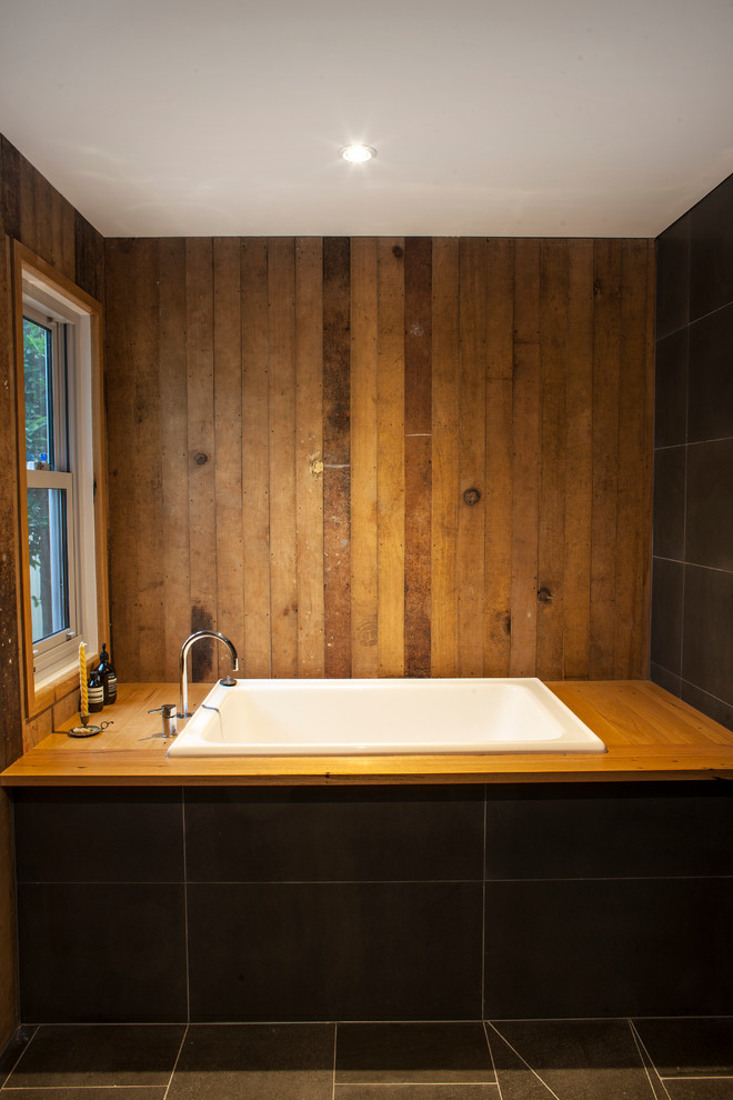 Photo of a contemporary bathroom in Melbourne.