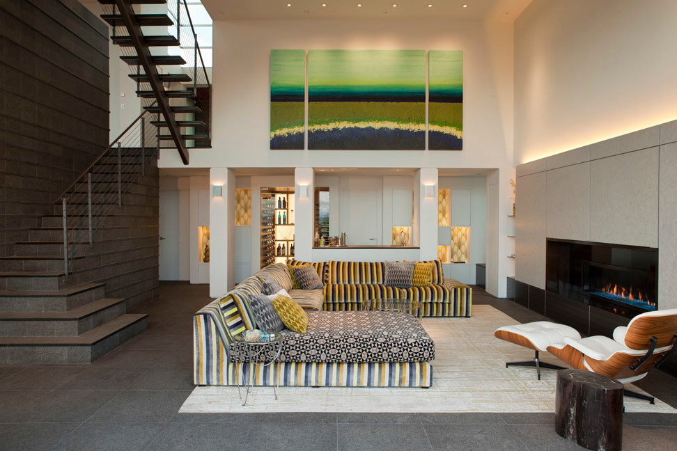 Photo of a contemporary living room in San Diego.