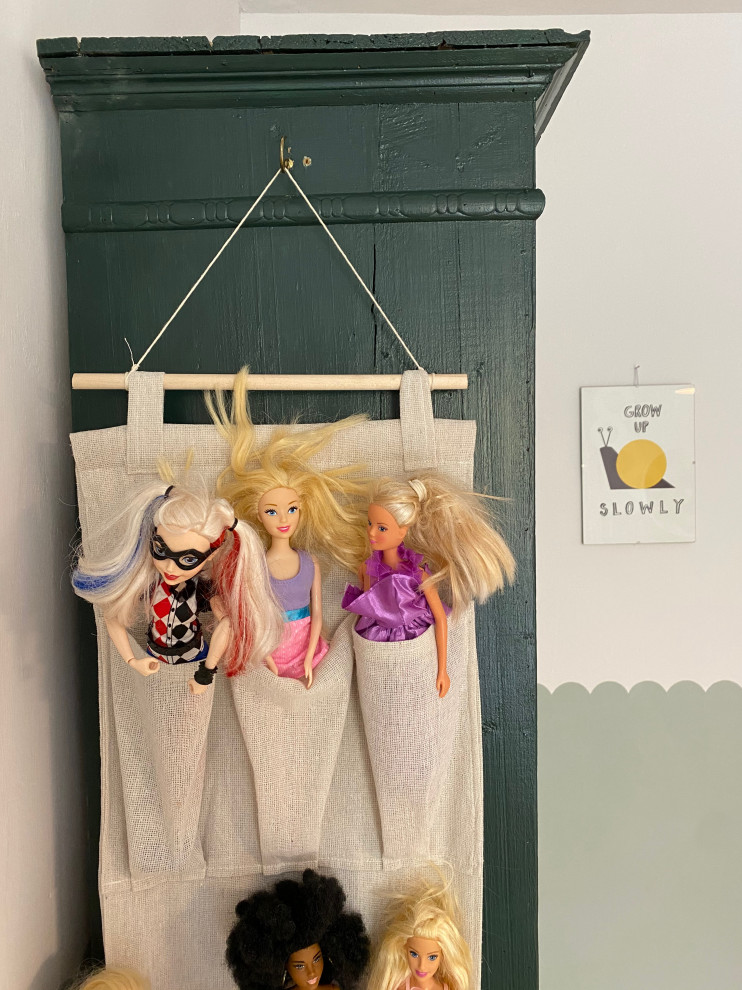 Свежая идея для дизайна: большая детская в скандинавском стиле с спальным местом, зелеными стенами, деревянным полом, серым полом и балками на потолке для ребенка от 4 до 10 лет, девочки - отличное фото интерьера