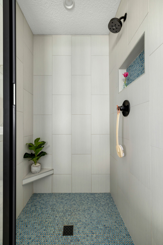 Идея дизайна: большая главная ванная комната в стиле модернизм с плоскими фасадами, черными фасадами, отдельно стоящей ванной, угловым душем, раздельным унитазом, бежевой плиткой, керамической плиткой, серыми стенами, полом из керамогранита, накладной раковиной, столешницей из плитки, серым полом, душем с распашными дверями, белой столешницей, нишей, тумбой под две раковины и встроенной тумбой