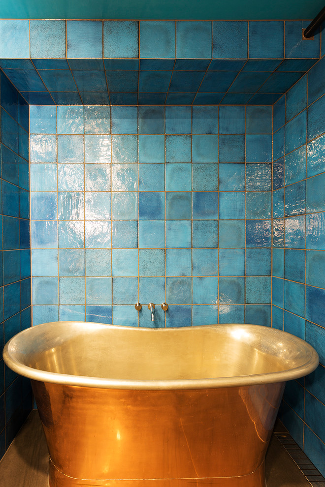 Idee per una piccola stanza da bagno padronale industriale con ante lisce, ante grigie, vasca freestanding, doccia aperta, WC a due pezzi, piastrelle blu, piastrelle in ceramica, pareti blu, pavimento in gres porcellanato, lavabo sottopiano e top in quarzo composito