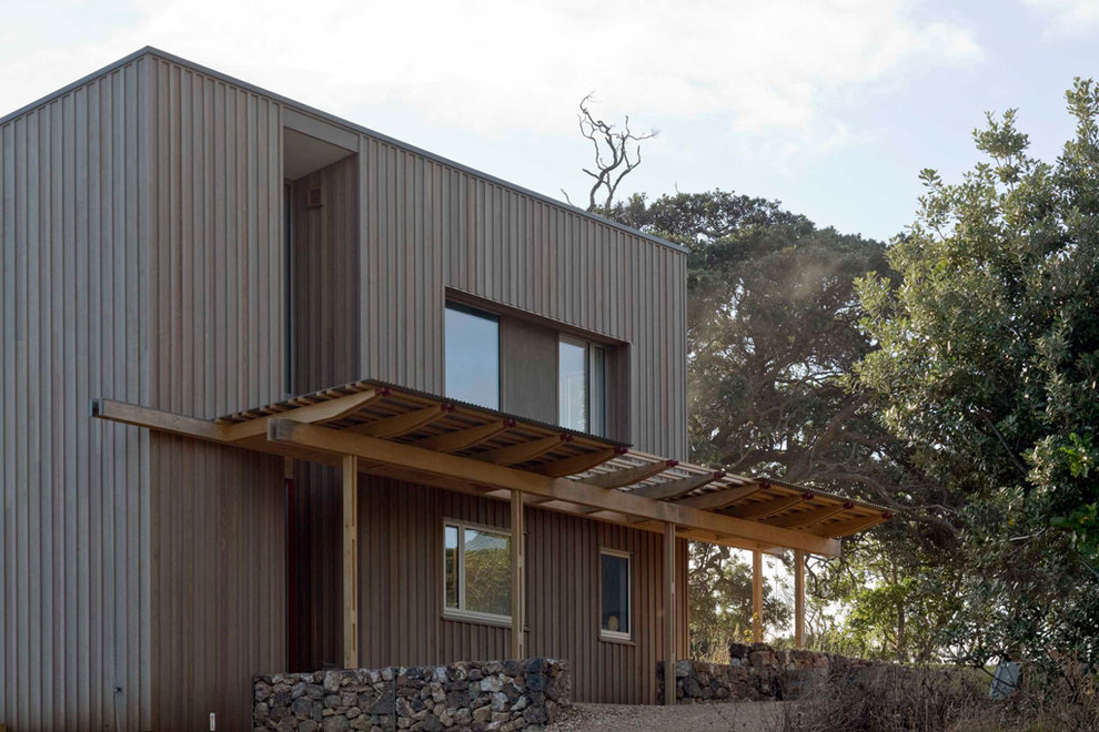 Ispirazione per la facciata di una casa grigia contemporanea a due piani di medie dimensioni con rivestimento in legno, copertura in metallo o lamiera, tetto grigio e pannelli e listelle di legno