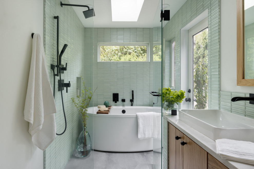 Exempel på ett litet modernt vit vitt en-suite badrum, med släta luckor, skåp i ljust trä, ett fristående badkar, våtrum, en bidé, grön kakel, glaskakel, vita väggar, cementgolv, ett fristående handfat, bänkskiva i kvartsit, grått golv och dusch med gångjärnsdörr
