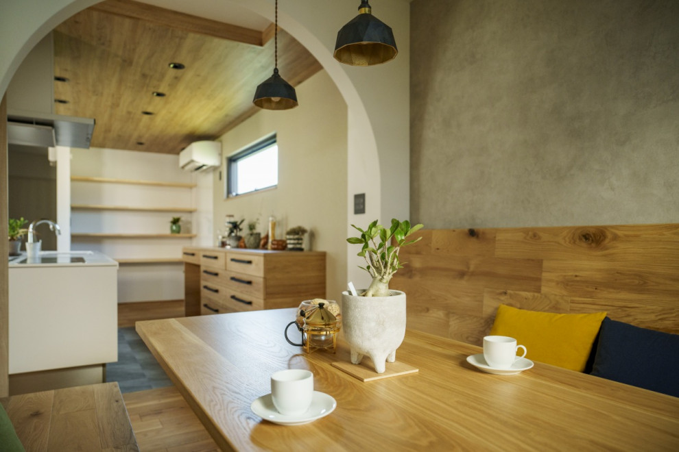 Mittelgroße Asiatische Wohnküche mit grauer Wandfarbe, hellem Holzboden, braunem Boden, Tapetendecke und Tapetenwänden in Sonstige