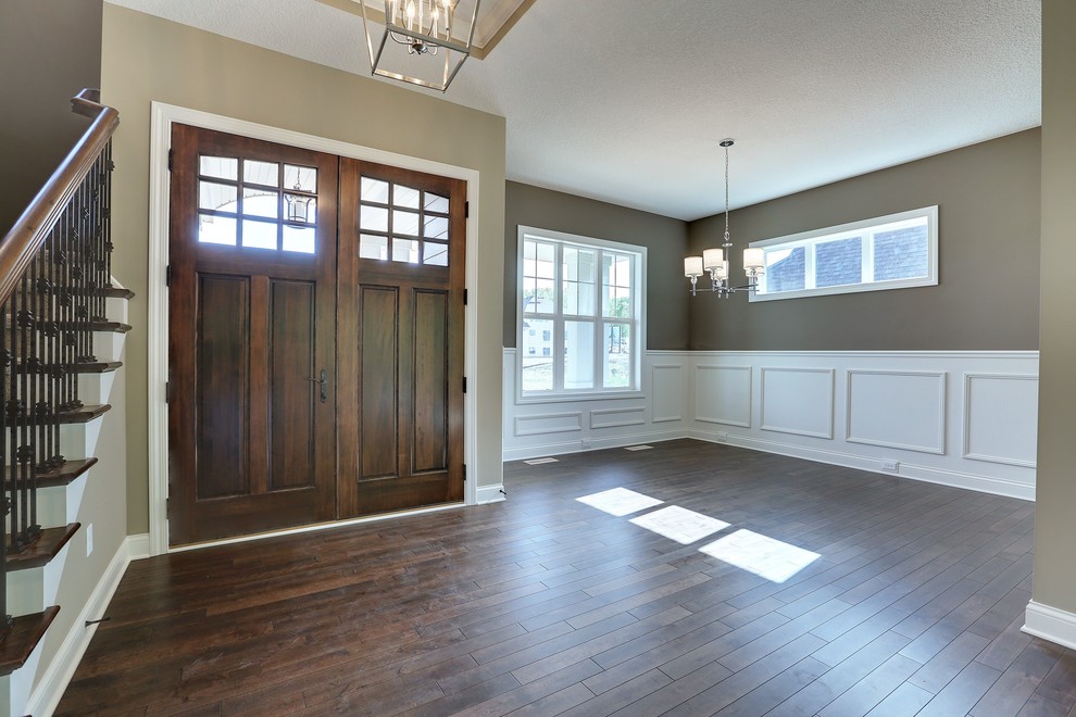 Transitional entryway photo in Minneapolis