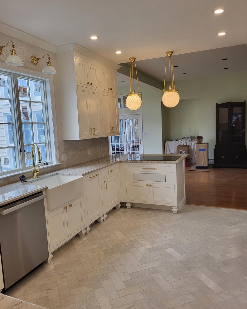 Mittelgroße Küche mit Küchenrückwand in Weiß, Rückwand aus Porzellanfliesen, Marmorboden, Halbinsel und grauem Boden in Boston