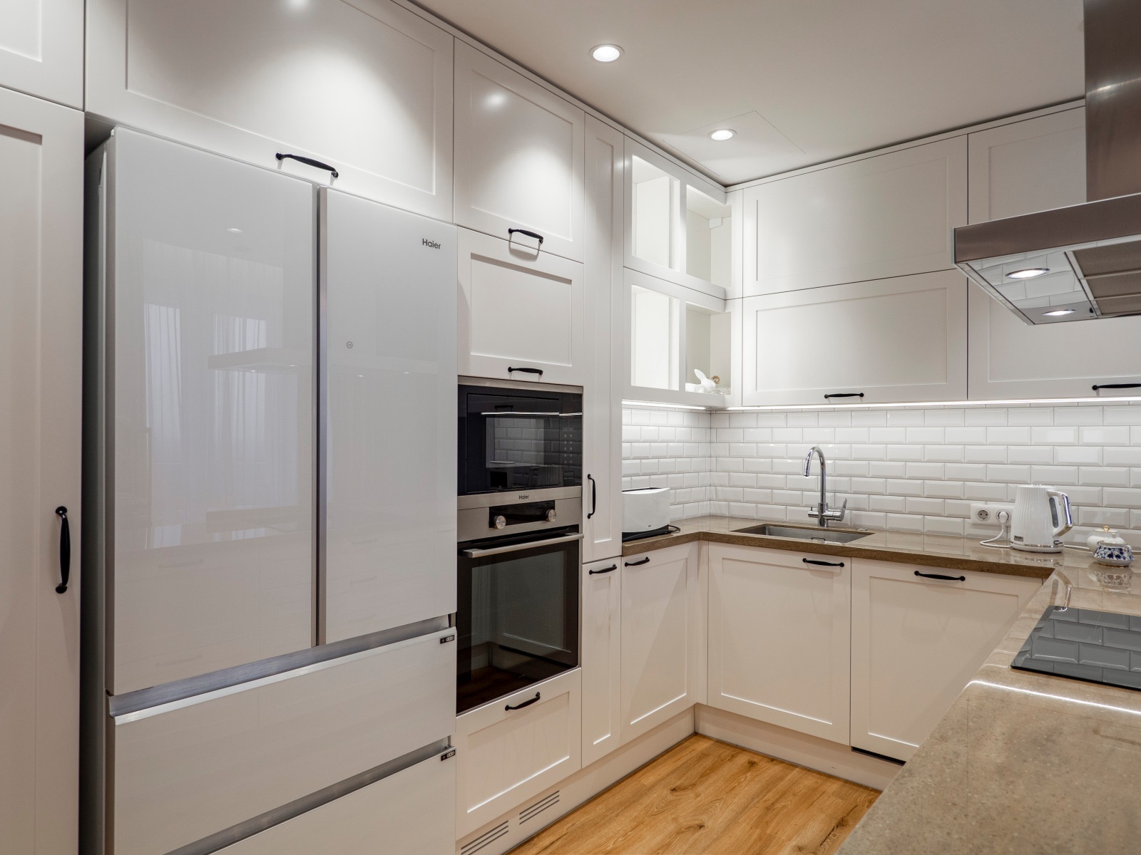 Стильная неоклассическая кухне в белом цвете