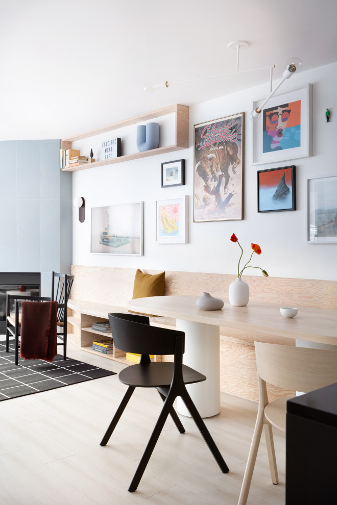 Diseño de salón nórdico con paredes blancas, chimenea de esquina y marco de chimenea de baldosas y/o azulejos