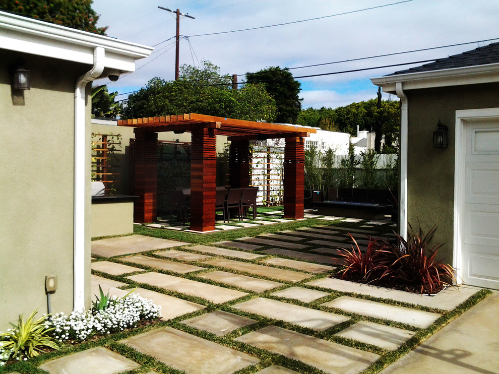 Design ideas for a mid-sized modern backyard full sun xeriscape for spring in Los Angeles with a vertical garden and concrete pavers.