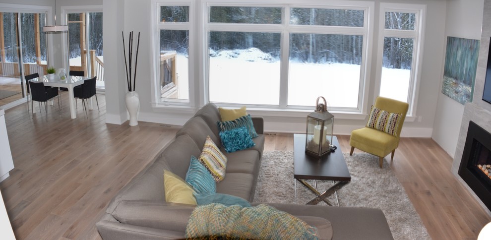 Contemporary family room in Ottawa.