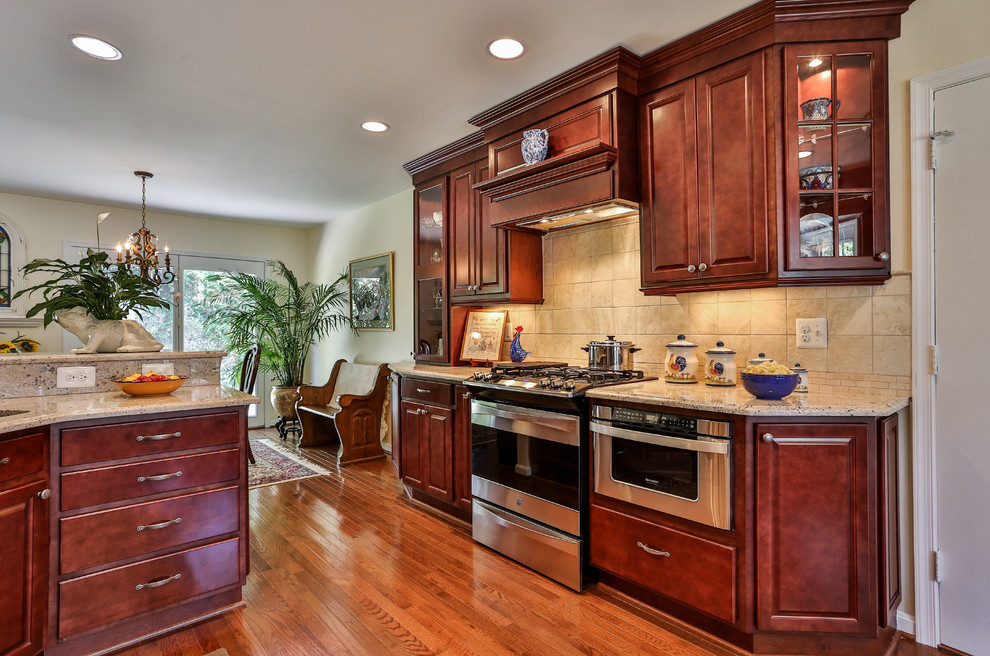 Kitchen - transitional kitchen idea in DC Metro