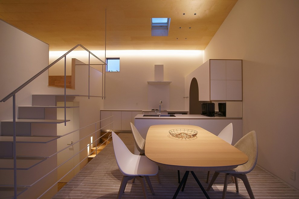 Inspiration for a modern kitchen/dining combo in Yokohama with white walls and brown floor.