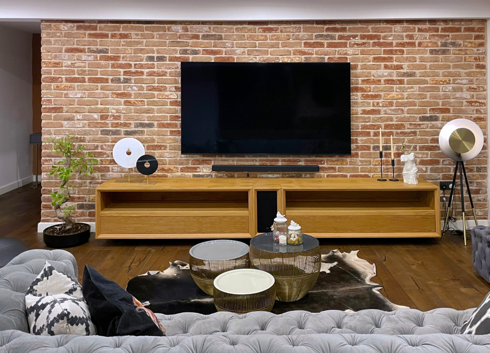 Modern inredning av ett mellanstort allrum med öppen planlösning, med ljust trägolv, en väggmonterad TV, bruna väggar och brunt golv