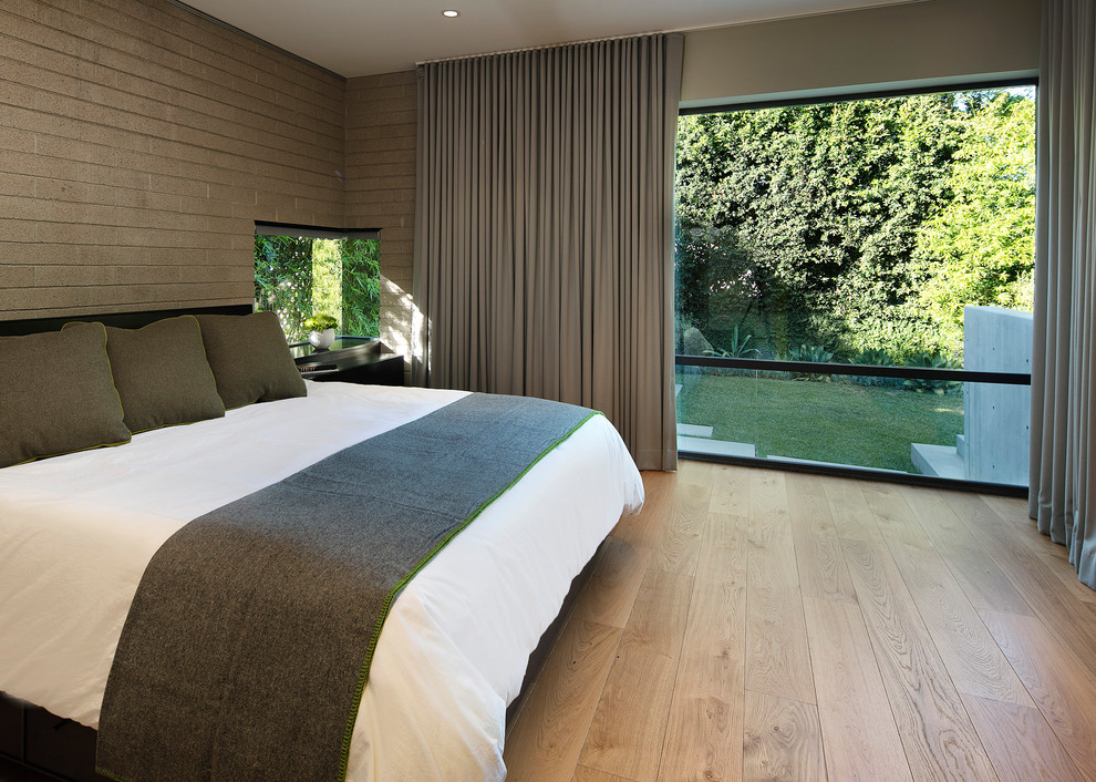 Mid-sized 1950s master light wood floor and beige floor bedroom photo in Los Angeles with beige walls