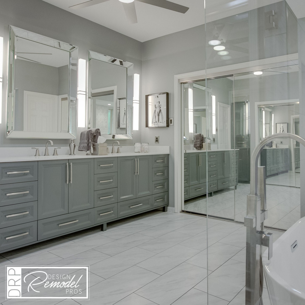 Inspiration för stora moderna vitt en-suite badrum, med grå skåp, ett fristående badkar, en hörndusch, en toalettstol med hel cisternkåpa, grå kakel, marmorkakel, grå väggar, klinkergolv i keramik, ett undermonterad handfat, marmorbänkskiva, grått golv och dusch med gångjärnsdörr