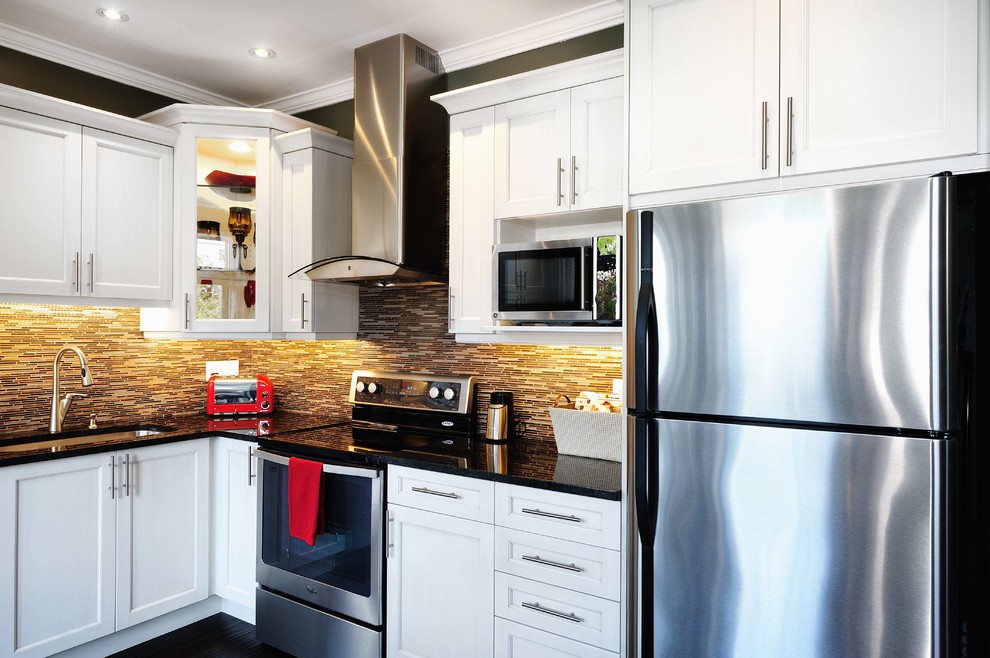 Eat-in kitchen - mid-sized transitional l-shaped dark wood floor eat-in kitchen idea in Ottawa with a single-bowl sink, shaker cabinets, white cabinets, granite countertops, brown backsplash, glass sheet backsplash, stainless steel appliances and no island