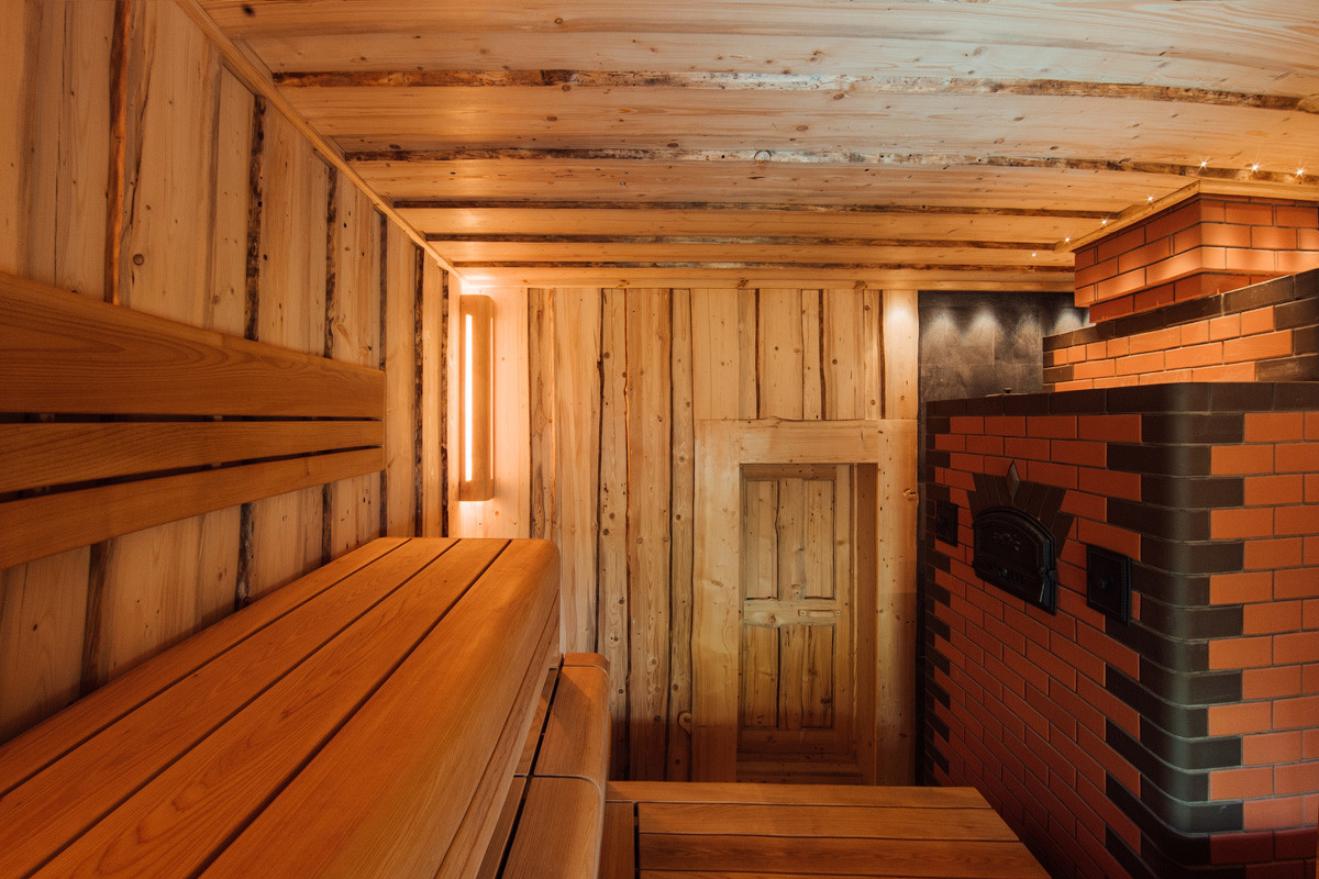 Баня из сухостойной сосны.