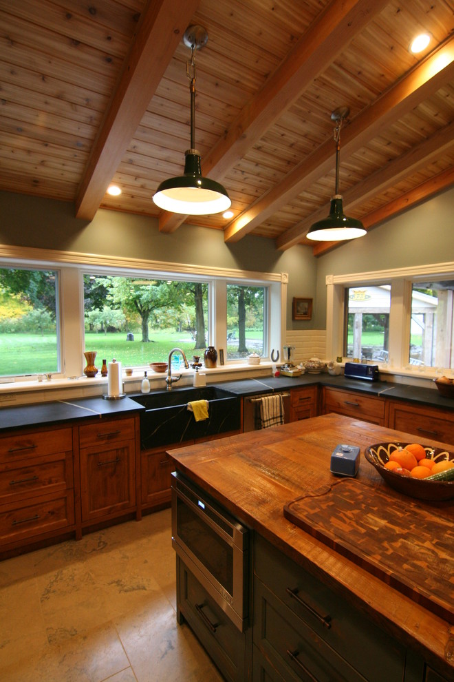 Inspiration for a country kitchen in Toronto.