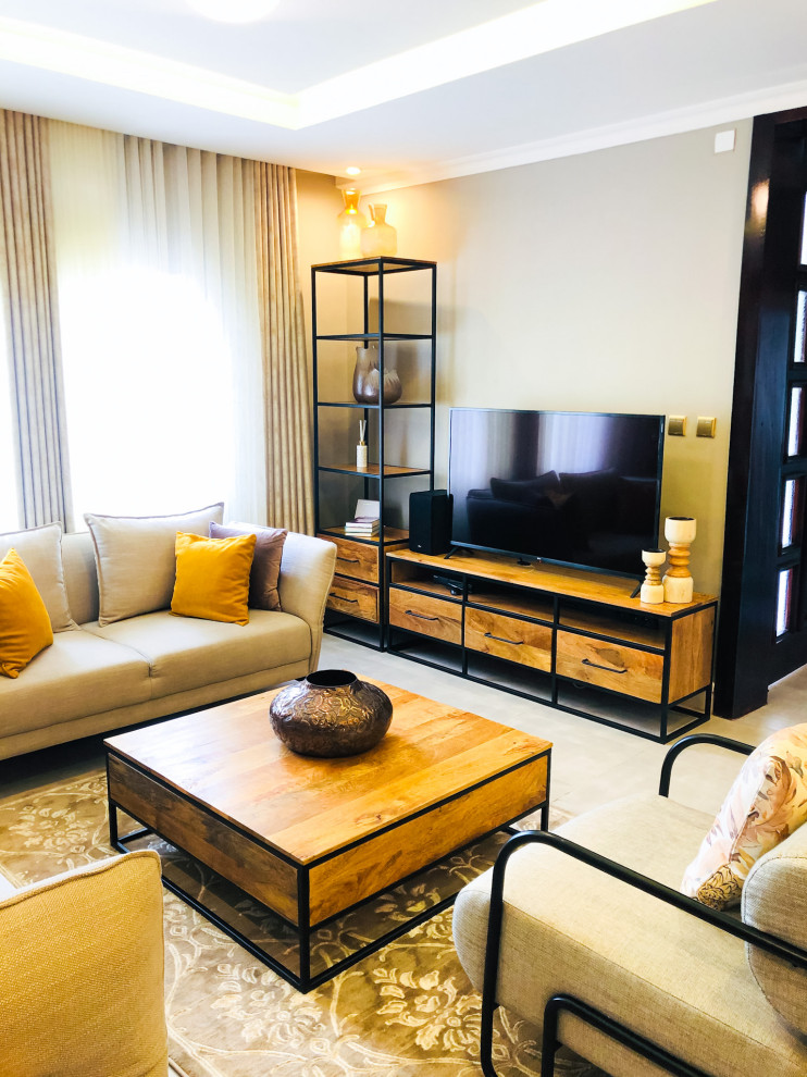Идея дизайна: открытая гостиная комната среднего размера в стиле модернизм с бежевыми стенами, полом из керамической плитки, отдельно стоящим телевизором, серым полом и многоуровневым потолком