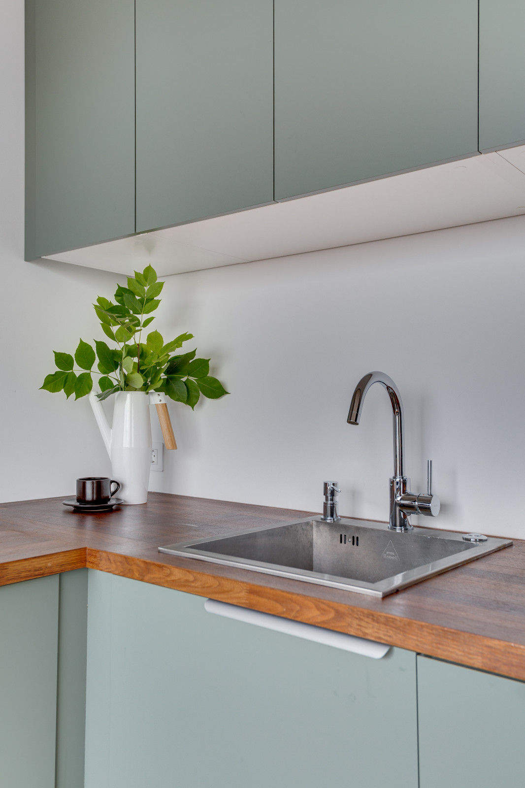 Зелёная угловая кухня