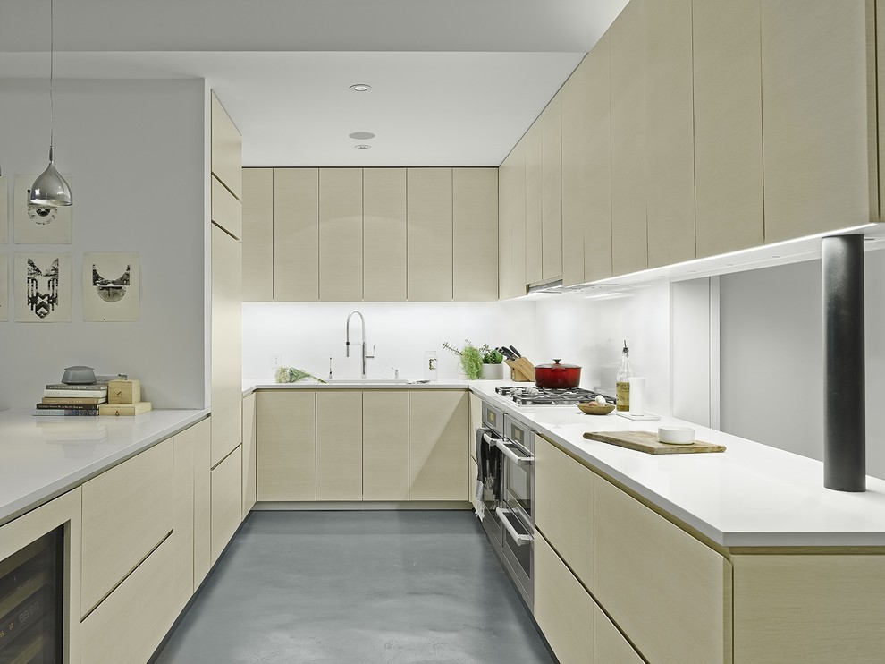 Kitchen - industrial kitchen idea in New York