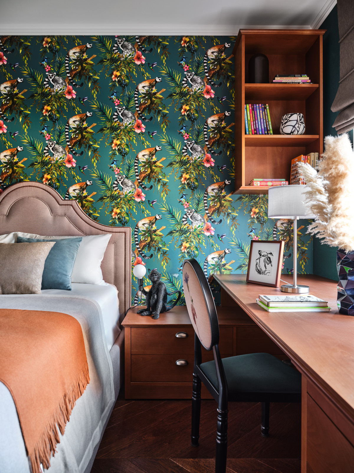 Яркий интерьер с антикварным декором