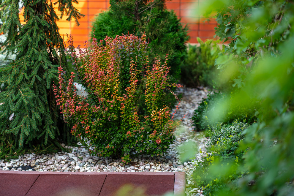 Diseño de jardín grande en verano en patio con jardín francés, parterre de flores, exposición parcial al sol y piedra decorativa