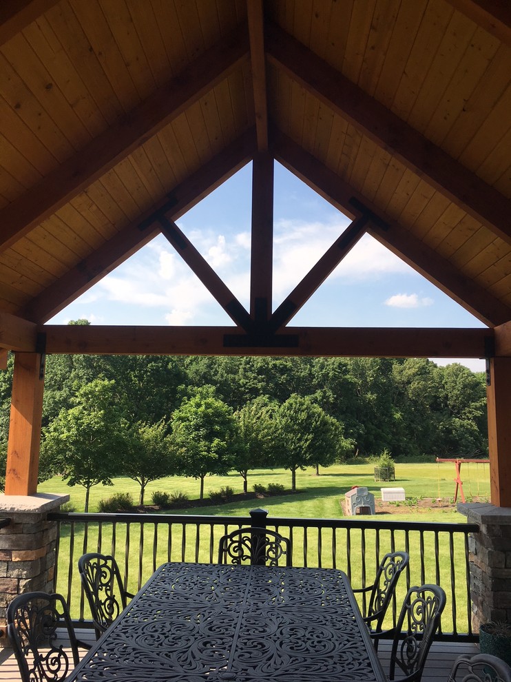 Example of a mountain style home design design in New York