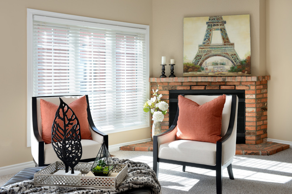 Diseño de sala de estar abierta retro grande con paredes beige, moqueta, chimenea de esquina y marco de chimenea de ladrillo
