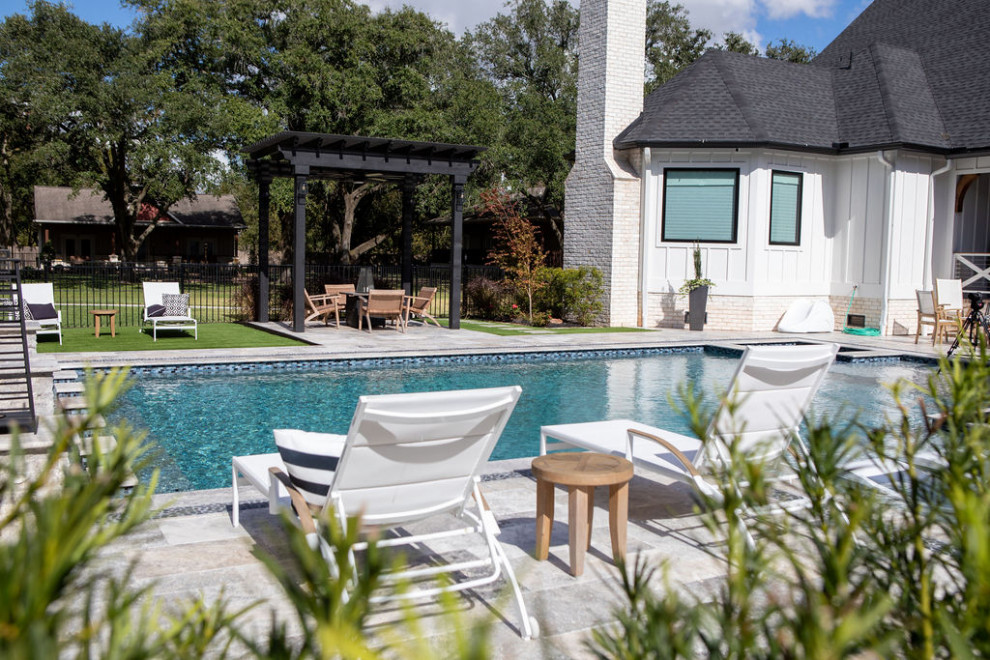Foto di una grande piscina country rettangolare dietro casa con paesaggistica bordo piscina e piastrelle